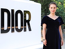 Натали Портман в платье от Dior вышла в свет после родов