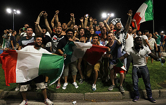 Италия в едином порыве празднует победу сборной в финале чемпионата Европы по футболу