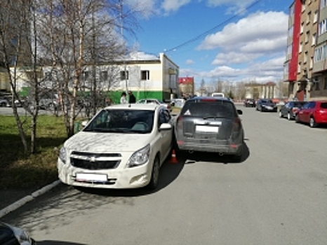 Странное ДТП в Лабытнанги: два припаркованных «Шевроле» не поделили дорогу