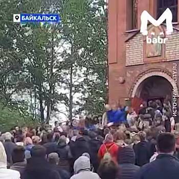 Появилось видео с похорон подростков после резни на вечеринке в Байкальске