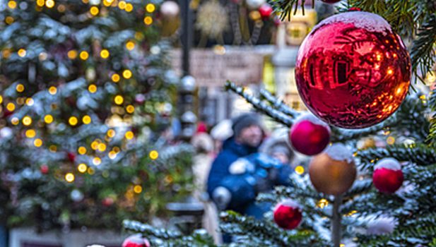 В ЛНР пытались ввезти елочные игрушки с призывами убивать русских