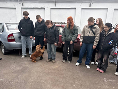 Сотрудники транспортной полиции Луганска провели ознакомительную экскурсию для студентов с линейным отделом полиции