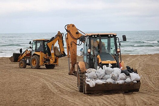 Вместо того, чтобы вывезти на полигон мешки с мазутом, водитель трактора закопал их на пляже в Анапе