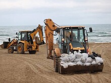Вместо того, чтобы вывезти на полигон мешки с мазутом, водитель трактора закопал их на пляже в Анапе