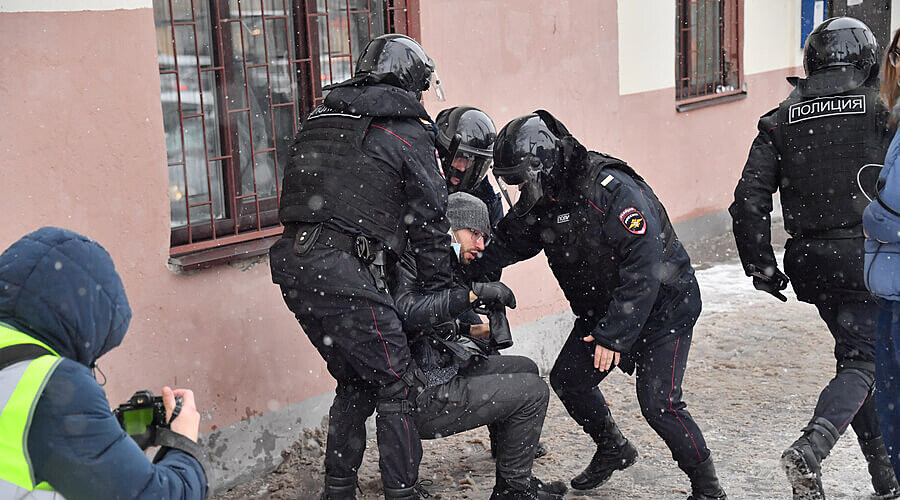 Жестко задержанный на митинге в Петербурге ветеран ожидает уголовного дела