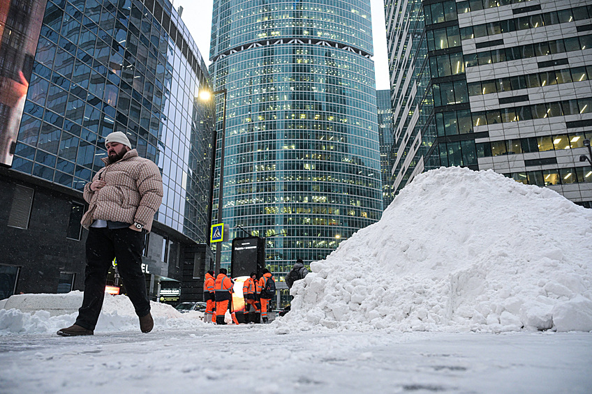 Прохожий во время снегопада в Москве