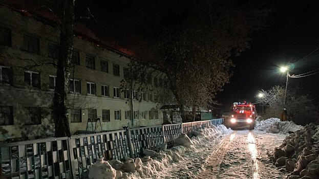 В Горно-Алтайске эвакуировали людей из здания горящей вечерней школы