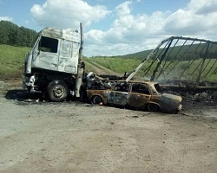 В Башкортостане ВАЗ въехал в припаркованный грузовик, автомобили загорелись