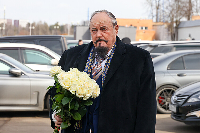 Писатель Александр Воловик перед началом церемонии прощания с певцом Бедросом Киркоровым на Троекуровском кладбище, 21 марта 2025 года