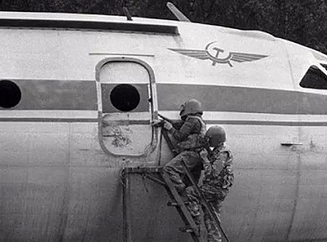 Чем закончился первый штурм самолета с террористами в СССР