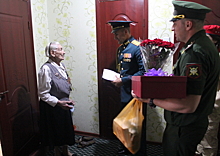 Российские военнослужащие в Таджикистане поздравили ветерана ВОВ с наступающим Днем Победы