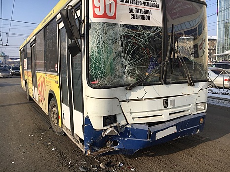 Разбитые окна и фары: маршрутка, автобус и «Мерседес» не поделили дорогу на Гоголя