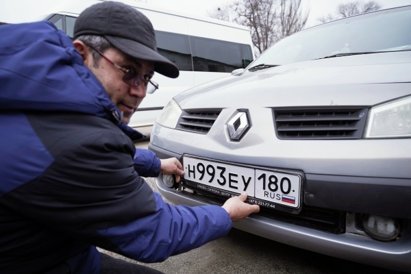 Депутат Хинштейн: На российских автомобильных номерах обяжут размещать триколор