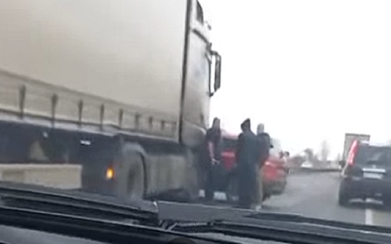 Под Рязанью на трассе М5 фура смяла иномарку