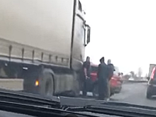 Под Рязанью на трассе М5 фура смяла иномарку