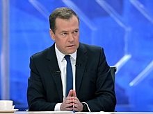 Медведев подписал распоряжение о доплате к пенсиям