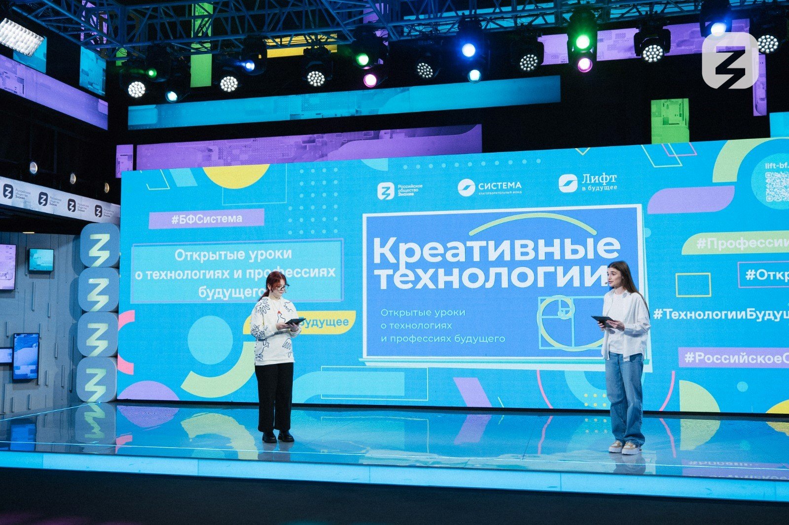 В преддверии Дня молодежи школьников и студентов России познакомили с новыми технологиями в креативных индустриях