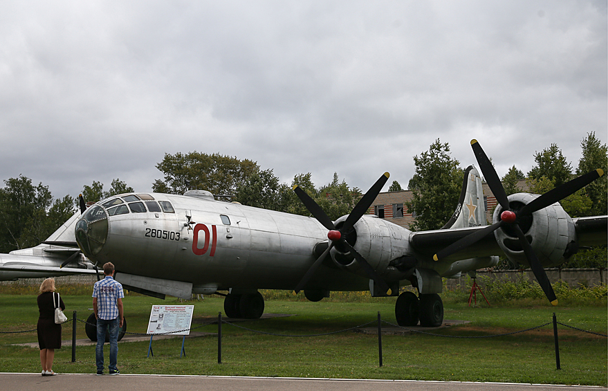 Бомбардировщик Ту-4 совершил первый полет в 1947 году. Самолёт является практически точной копией американского бомбардировщика В-29, воспроизведённой методом обратной разработки. При помощи системы дозаправки топливом в воздухе Ту-4 были способны наносить ответные удары по передовым базам США в Западной Европе, в том числе в Англии