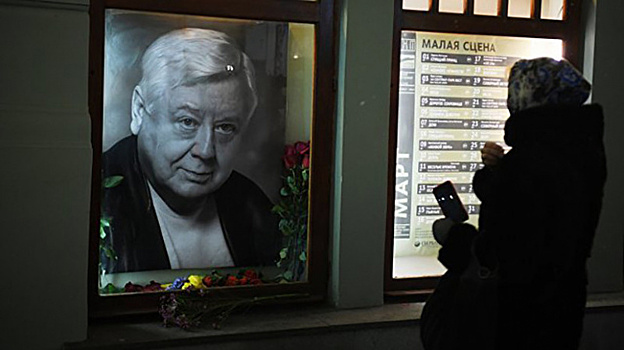 В Саратове мемориал Олегу Табакову не откроют из-за дождя