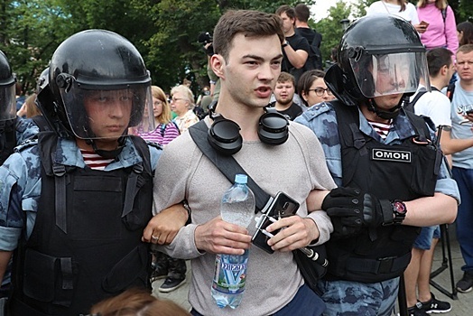 Росгвардия проверит избиение подростка на марше в Москве
