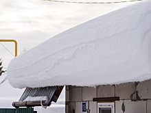 Об угрозе снежных лавин с крыш из-за резкого потепления заявили новосибирцам