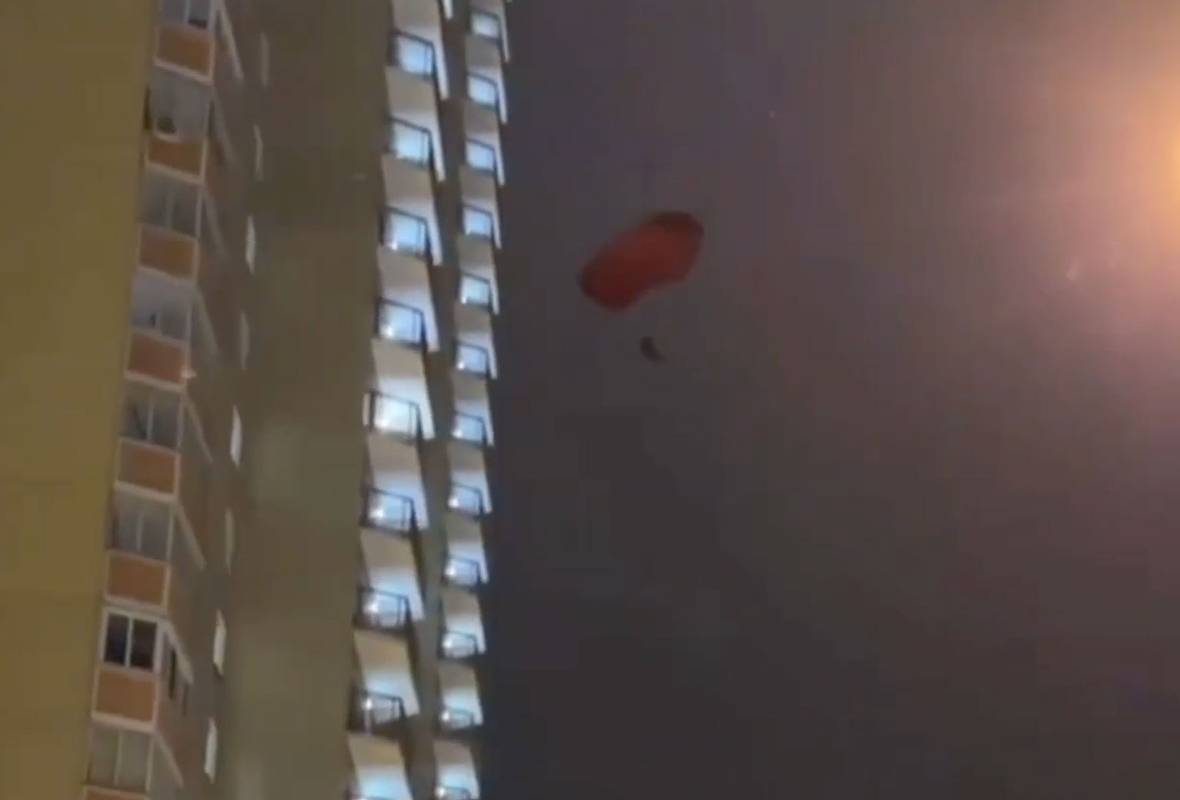 Мужчина прыгнул с парашютом с подмосковной многоэтажки
