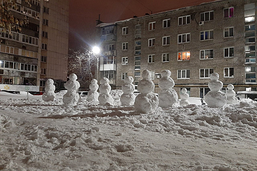 Житель российского города за шесть часов слепил 36 снеговиков