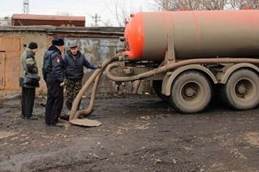 Нелегальные ассенизаторы сливают ЖБО в канализацию в Ростовской области