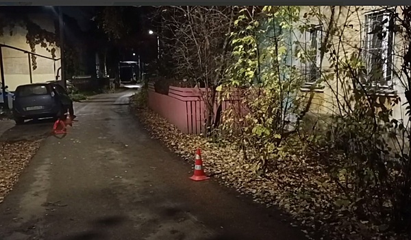 Ребенок попал под колеса авто во дворе дома в Нижнем Новгороде