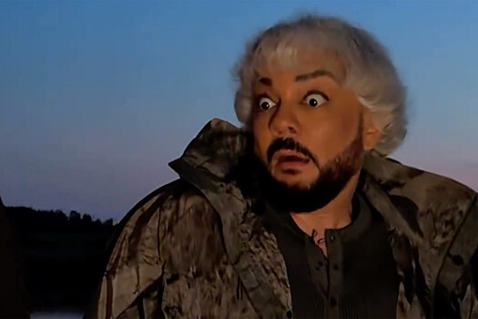 Певец Филипп Киркоров пришел на фестиваль в майке и узких брюках