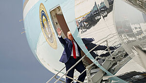 Трамп споткнулся на трапе, направляясь в самолет