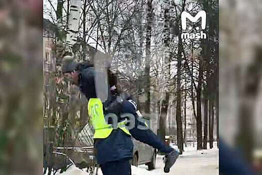 На камеру сняли инспектора ДПС, который подхватил мужчину на руки и ушел