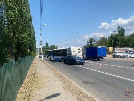 На севере Волгограда автобус столкнулся с двумя иномарками