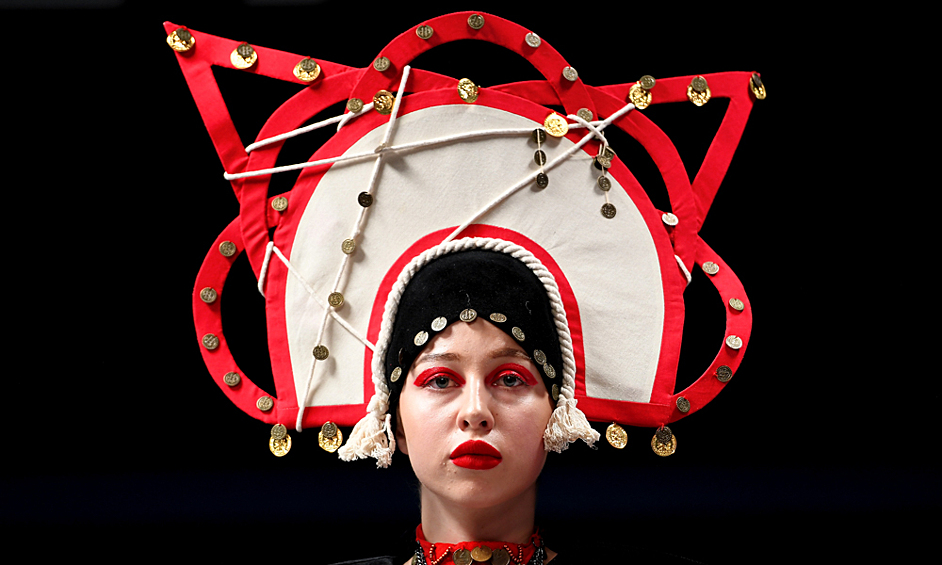 Модель демонстрирует одежду из коллекции VIY дизайнера Татьяны Беляковой