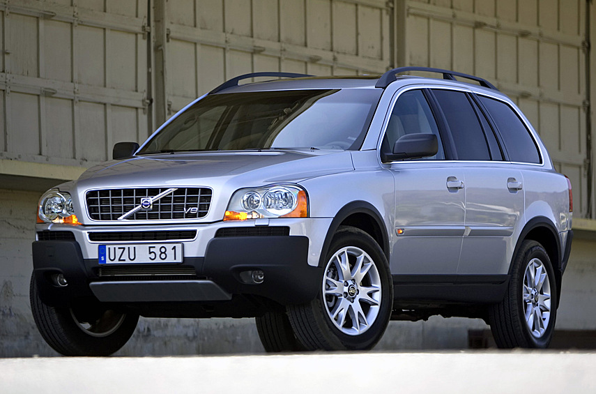 Volvo XC90 V8. Кроссовер первого поколения — надежный партнер спокойного и уравновешенного водителя. Одни пользователи ценят его безопасность и комфорт, другие не во восторге от ездовых манер. Якобы, очень уж «девяностик» пенсионерский. Назвать подобным образом XC90 с 4,4-литровым атмосферным алюминиевым V8 и шестиступенчатой автоматической коробкой передач язык не повернется. На двигателе стоит автограф компании Yamaha. Она же, напомним, в свое время помогала Toyota и Ford с моторами для разных «зажигалок».