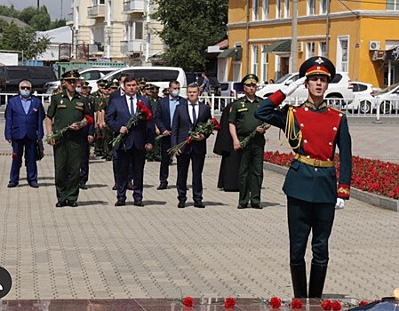 Приморские кикбоксеры возложили цветы в День памяти и скорби