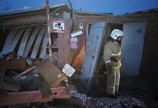 Два человека пострадали в результате обрушения гаражных плит в Омске