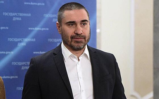 Хубезов отказался от должности председателя комитата Госдумы, чтобы вернуться на фронт