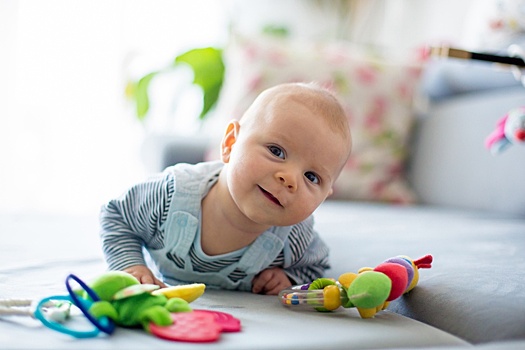 Психолог Татьяна Котова рассказала, как выбрать правильные игрушки для младенца