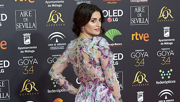Пенелопа Крус в роскошном кутюрном платье в цветах на вручении кинопремии Goya