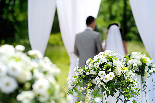 Мать невесты раскритиковали за вульгарный для свадьбы наряд