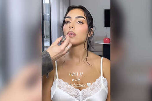 Невеста Роналду Родригес показала видео в тонкой майке с вырезом