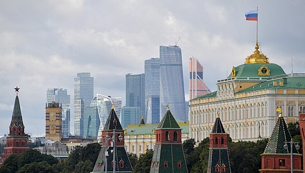 Уникальные съемки с дрона и на крыше: как меняют флаги над Кремлем