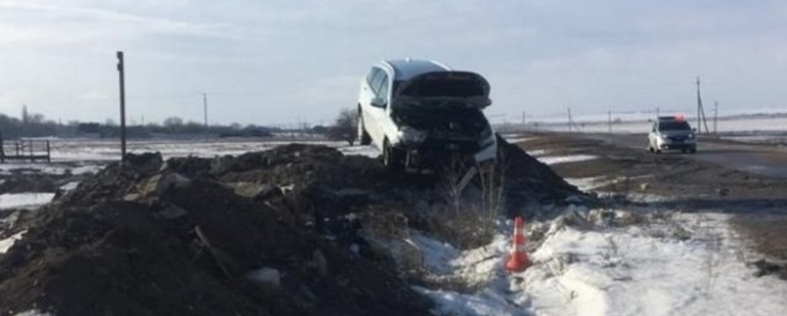 На трассе в Волгоградской области в результате аварии пострадали женщина-водитель и трое детей