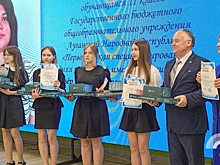 В Луганске наградили юных победителей олимпиад и вручили дипломы и подарки