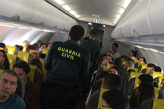 Безбилетный пассажир вызвал панику в самолете
