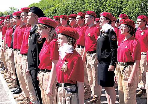 Калининградским школьникам вручили медали за участие в военном параде в честь Великой Победы