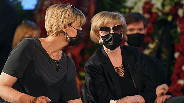 Дочь Меньшова провела странный обряд над гробом отца