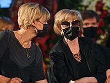 Дочь Меньшова провела странный обряд над гробом отца