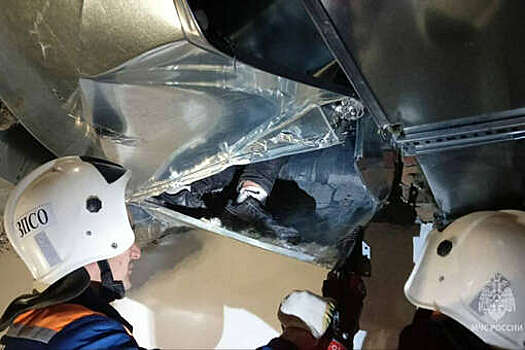 Спасатели извлекли 16-летнего юношу из вентиляционной шахты в Казани